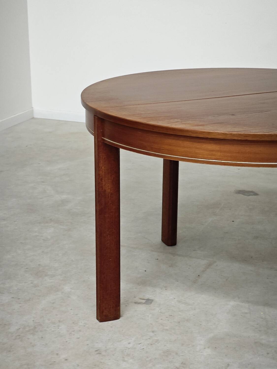 Extendable table with integrated Scandinavian style Self