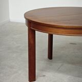 Extendable table with integrated Scandinavian style Self