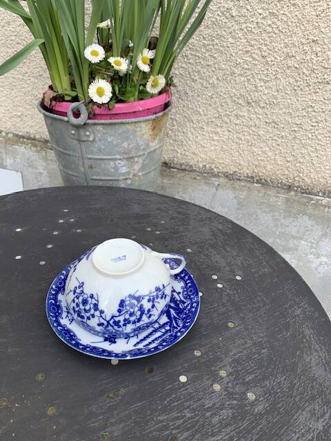 Coffee service composed of 17 pieces, in blue and white porcelain, cherry blossom patterns