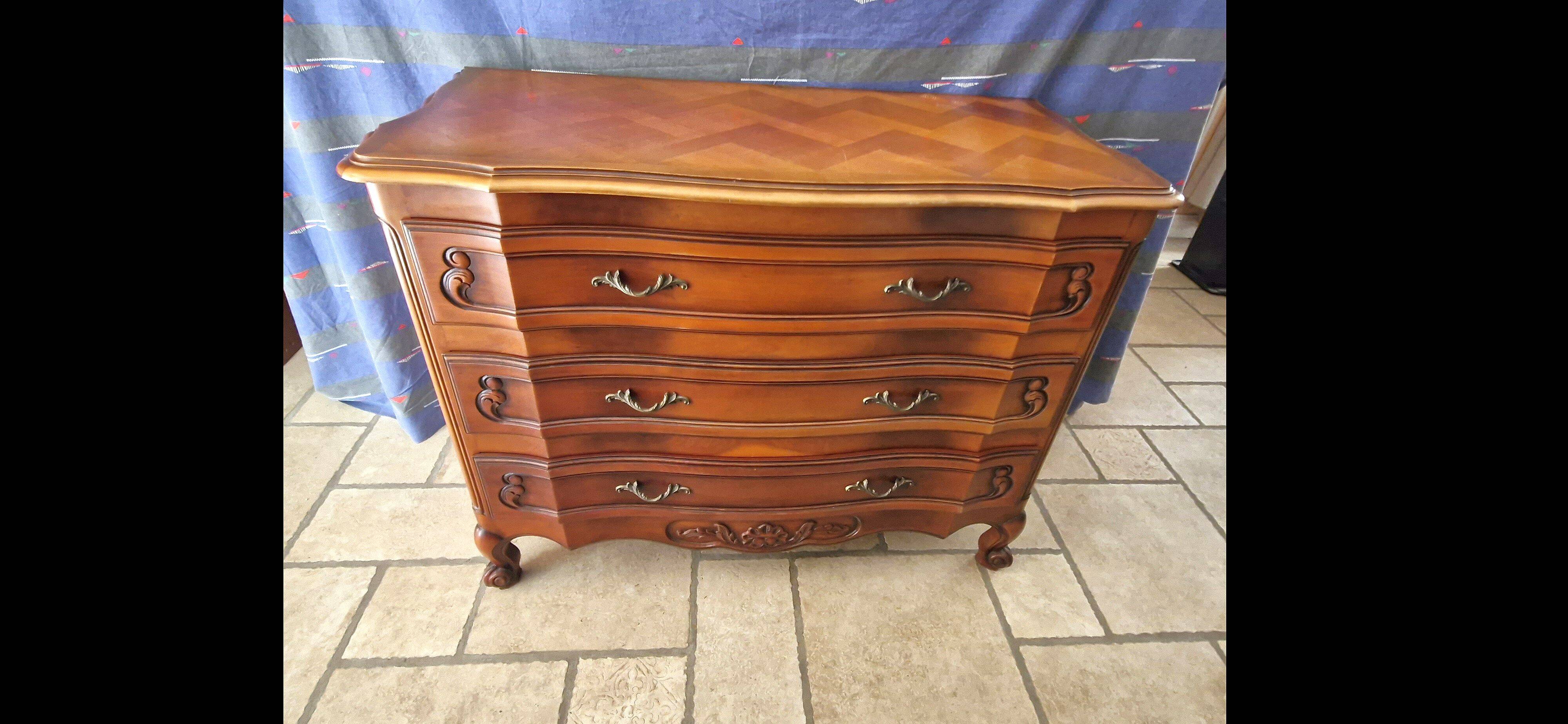Commode en bois de style, 3 tiroirs