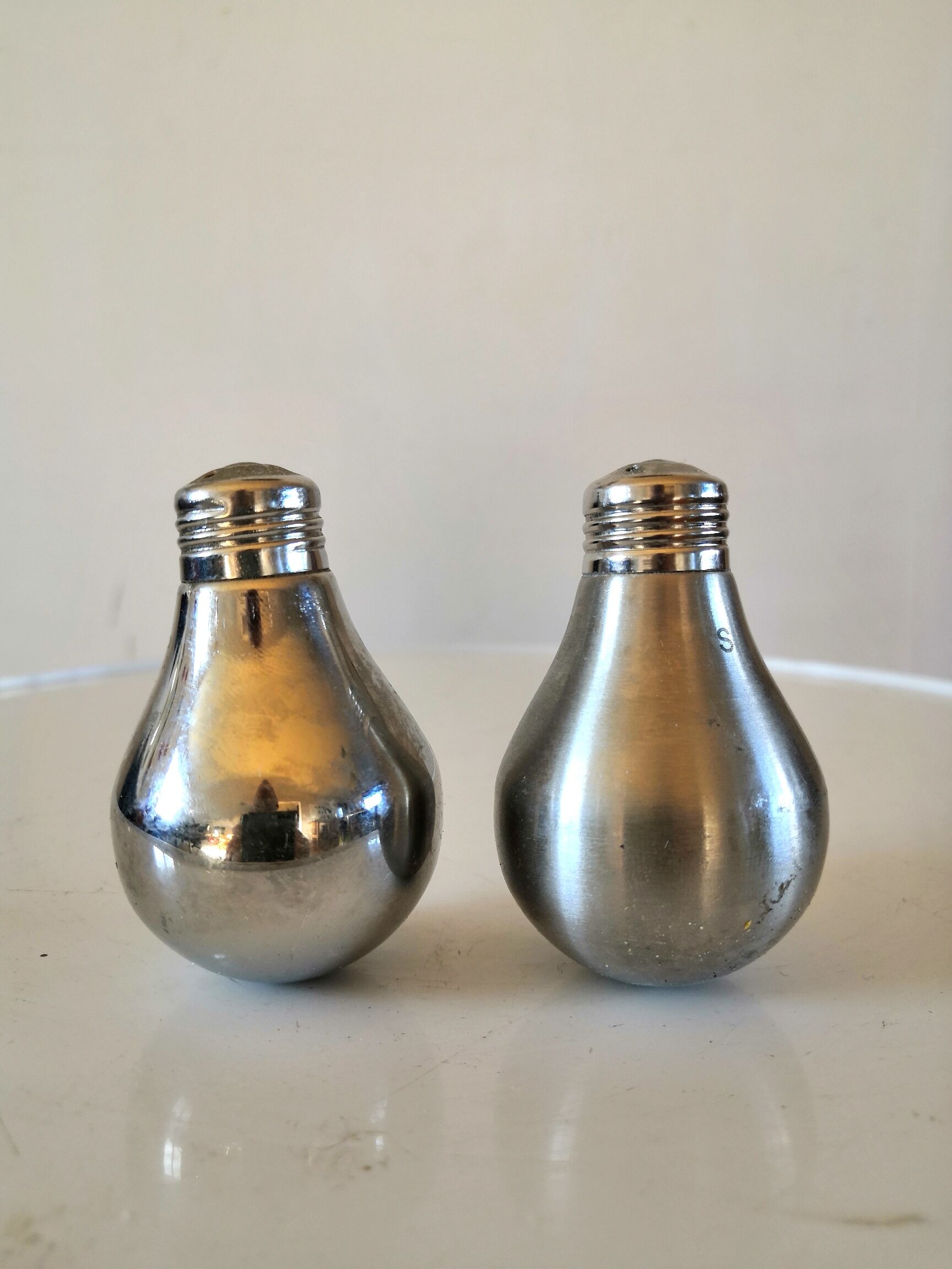 Salt and pepper maker "bidibule" in metal design 70s - 80s
