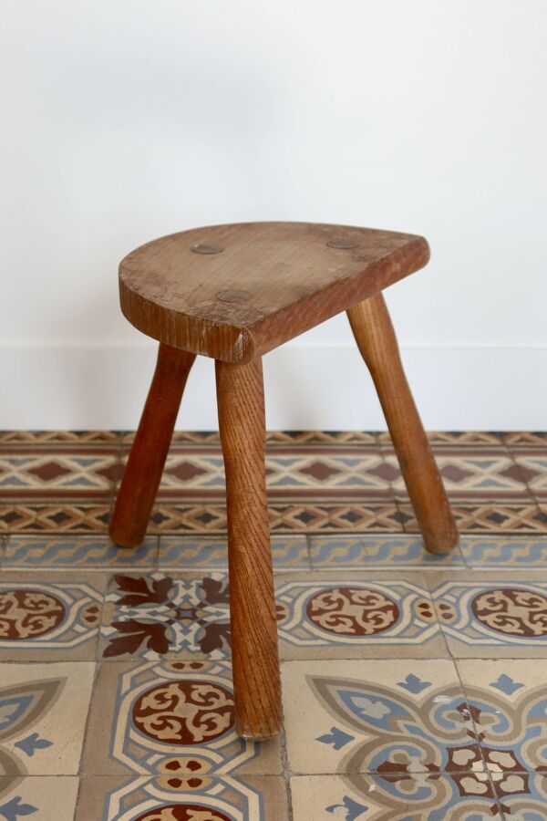 Tabouret tripode ancien en bois – assise demi-lune rustique