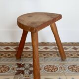 Tabouret tripode ancien en bois – assise demi-lune rustique