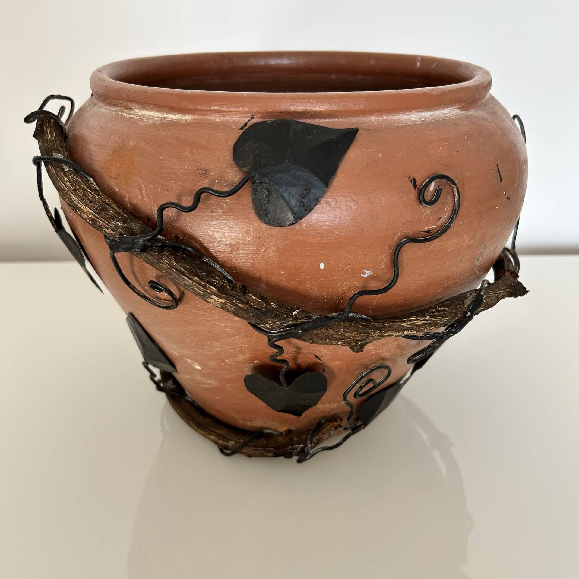 Decorative pot holder in wrought iron and wood