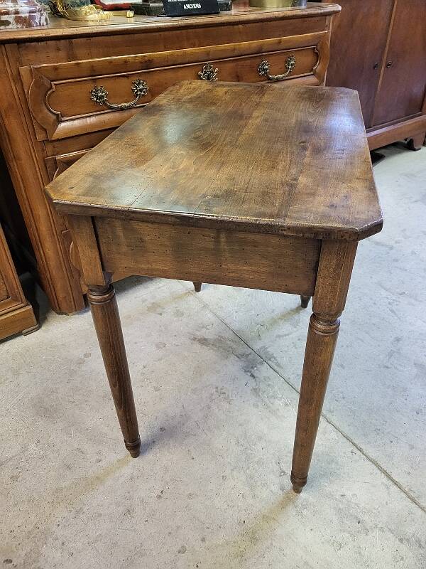 petit bureau table en noyer avec un tiroir de chaque cote du xix ème siecle