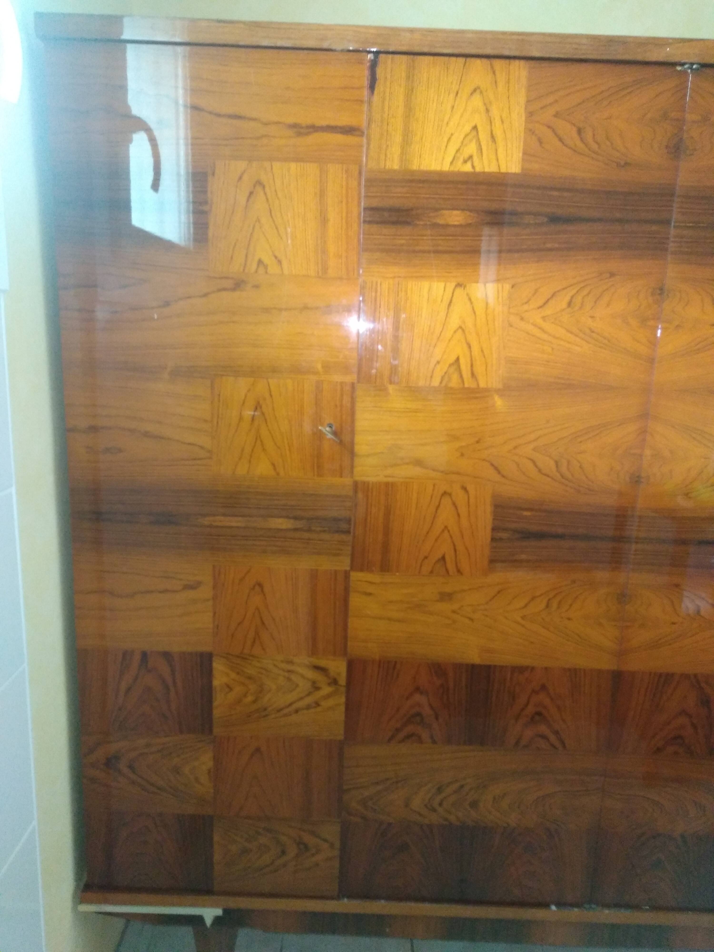 Armoire en bois palissandre laquée marqueterie