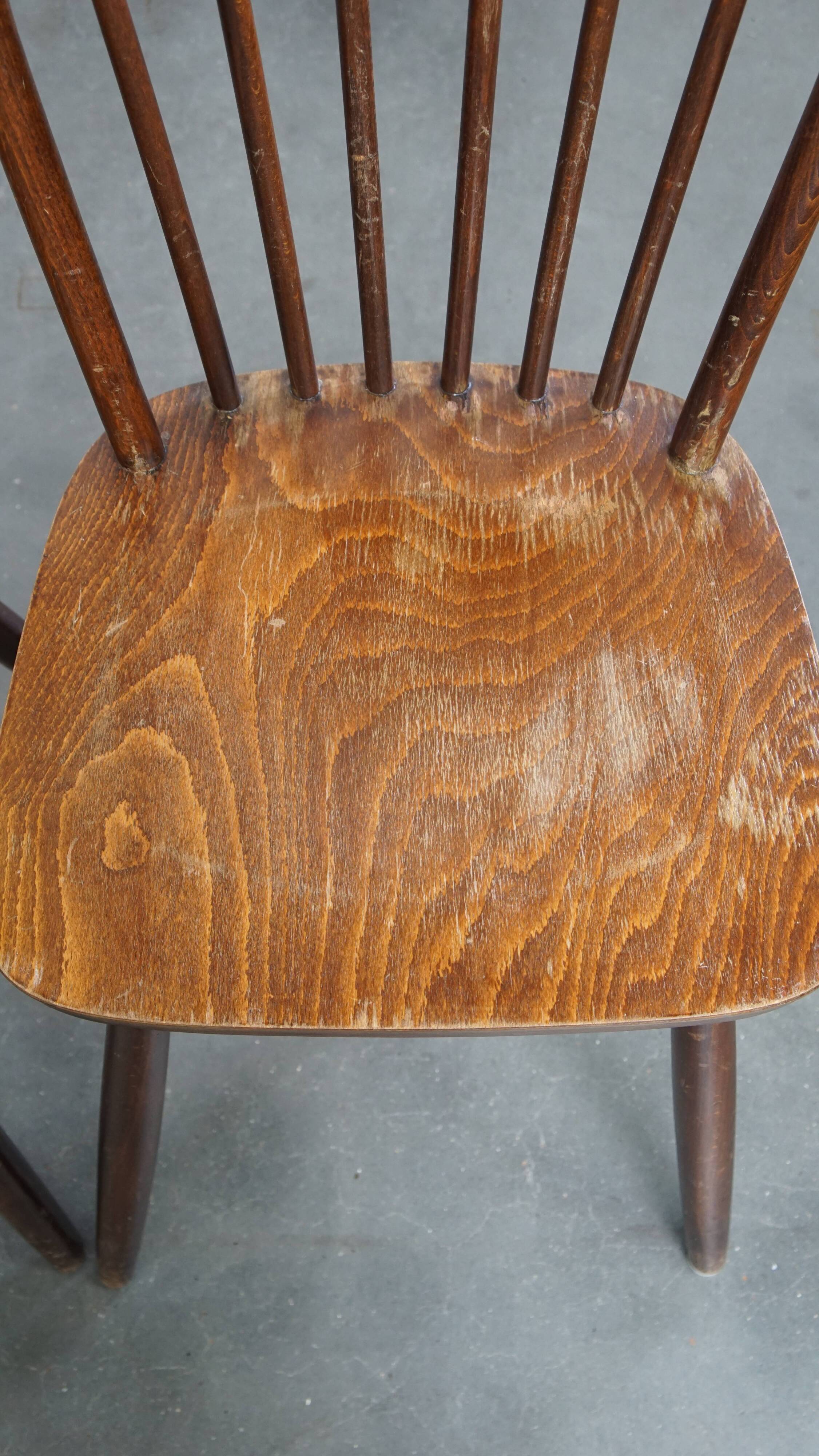 Ensemble de 8 chaises Windsor vintage en bois à dossier fuseau des années 1970