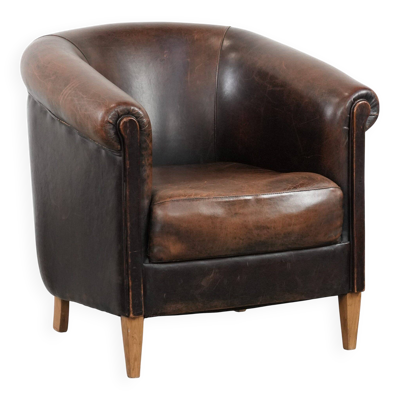 Fauteuil de club au caractère unique en peau de mouton avec une belle patine.