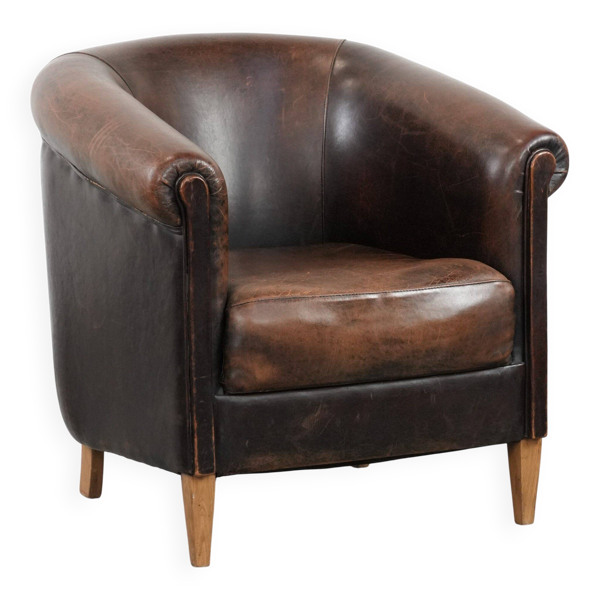 Fauteuil de club au caractère unique en peau de mouton avec une belle patine.