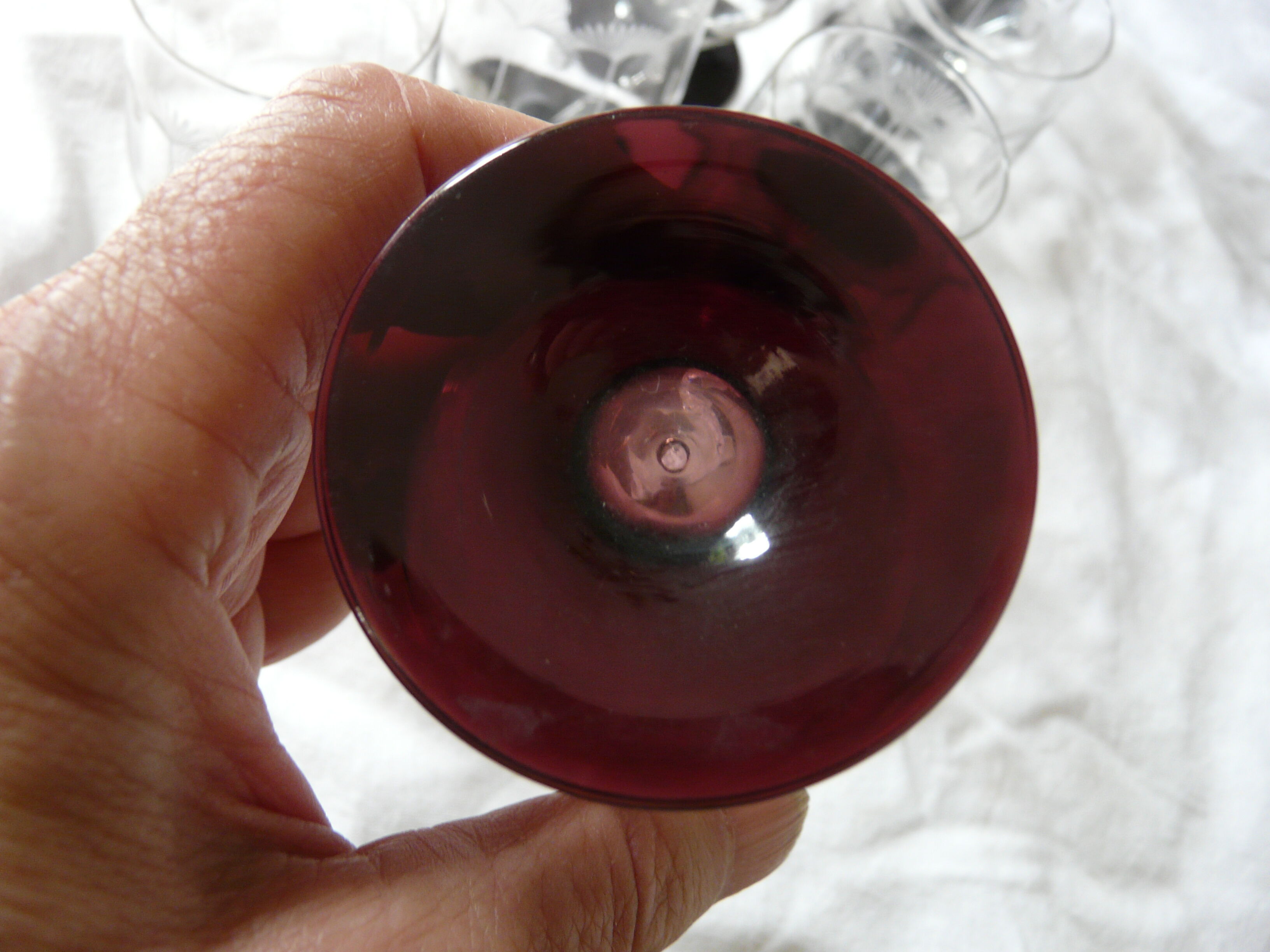 Suite of 11 glasses with engraved glass wine foot of the years 1940 colored foot