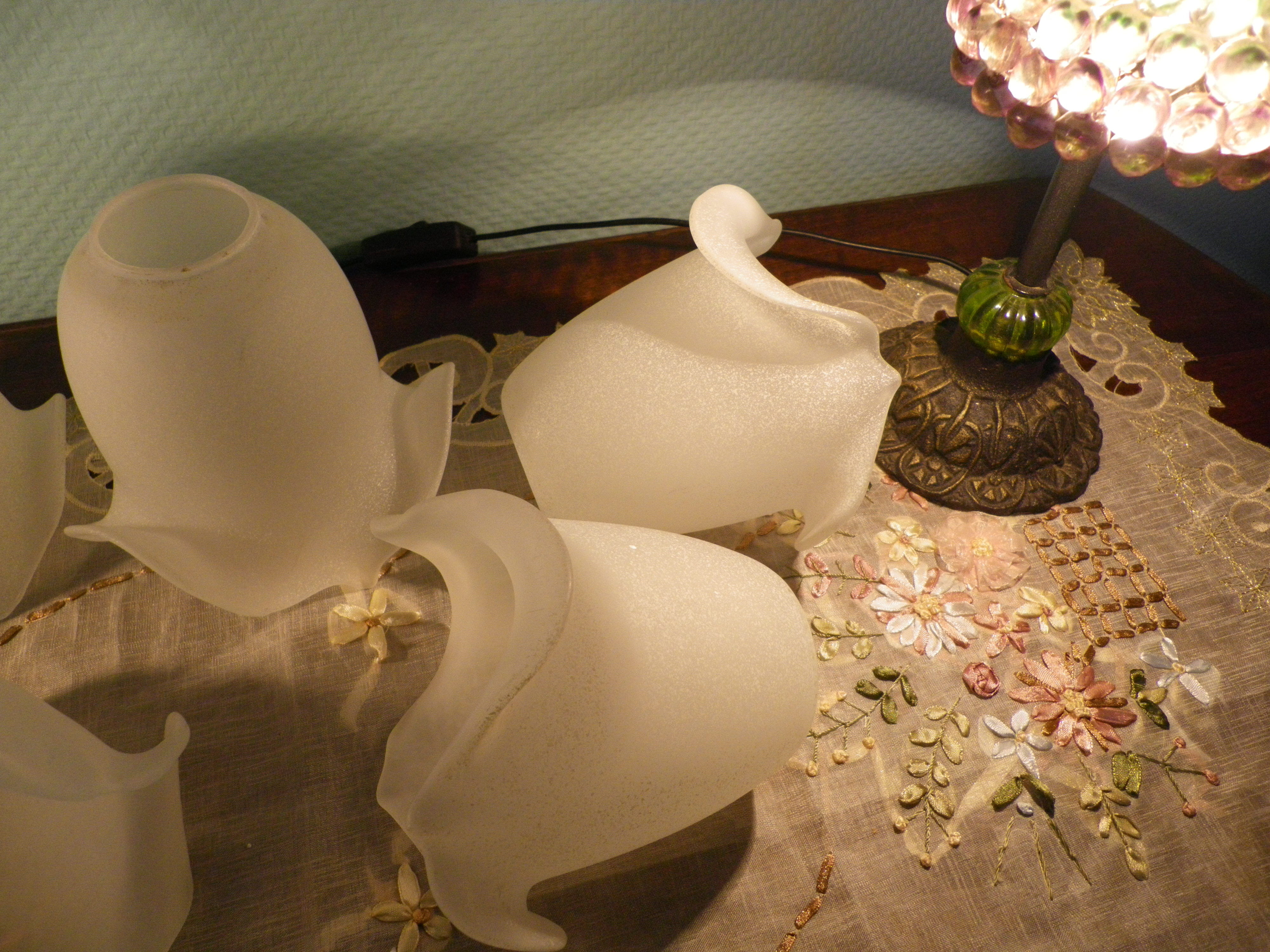 Chandelier of 5 corollas in white granite glass, central decoration with foliage 70s /80s