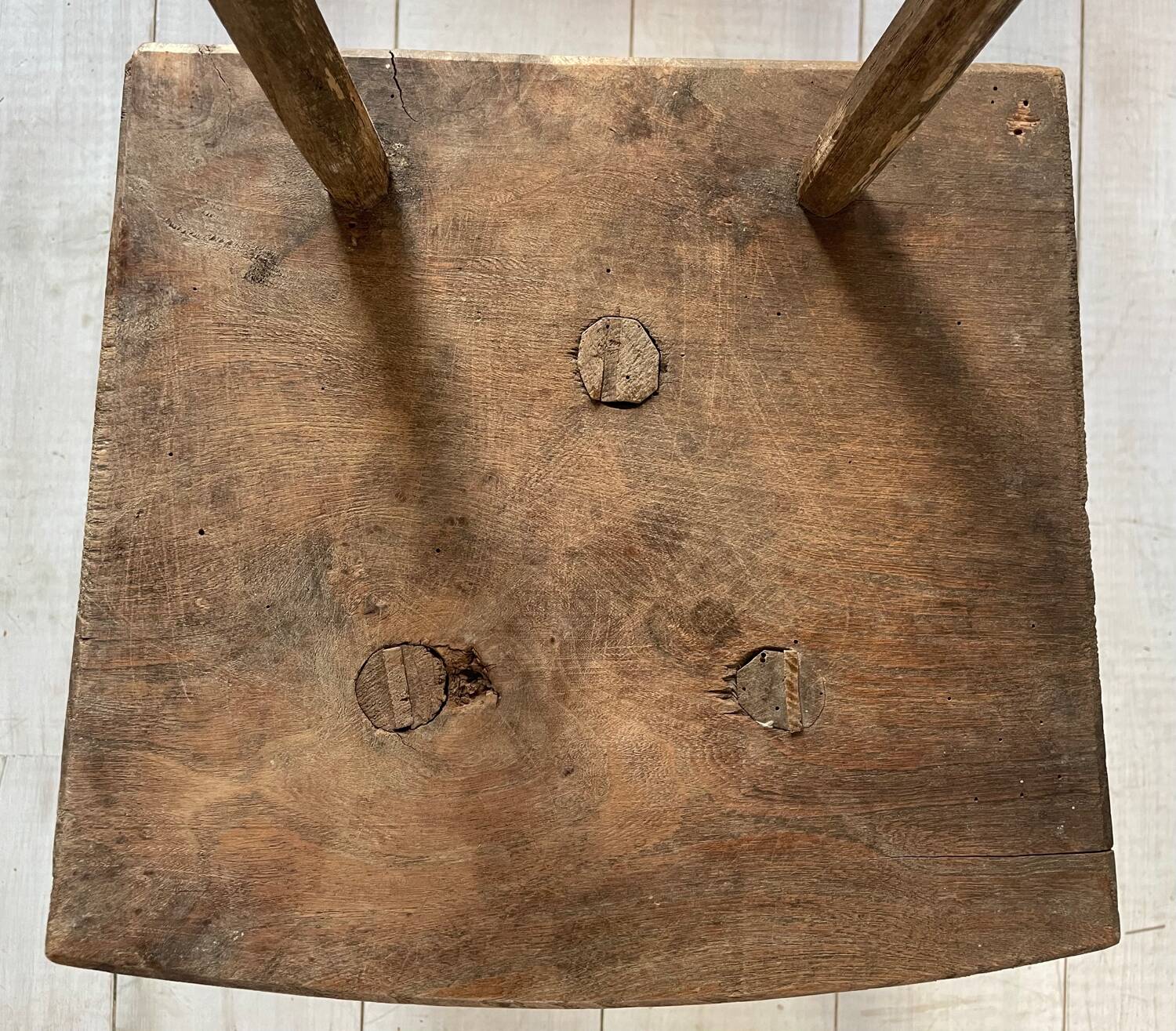 Chaises tripodes bois art brut