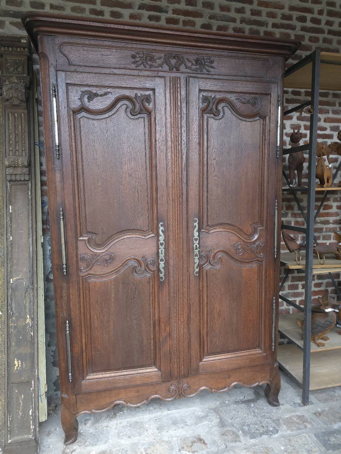 Moulded oak wardrobe from the 18th century.