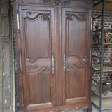 Moulded oak wardrobe from the 18th century.
