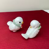 Paire d'oiseaux blancs miniatures en céramique ancienne
