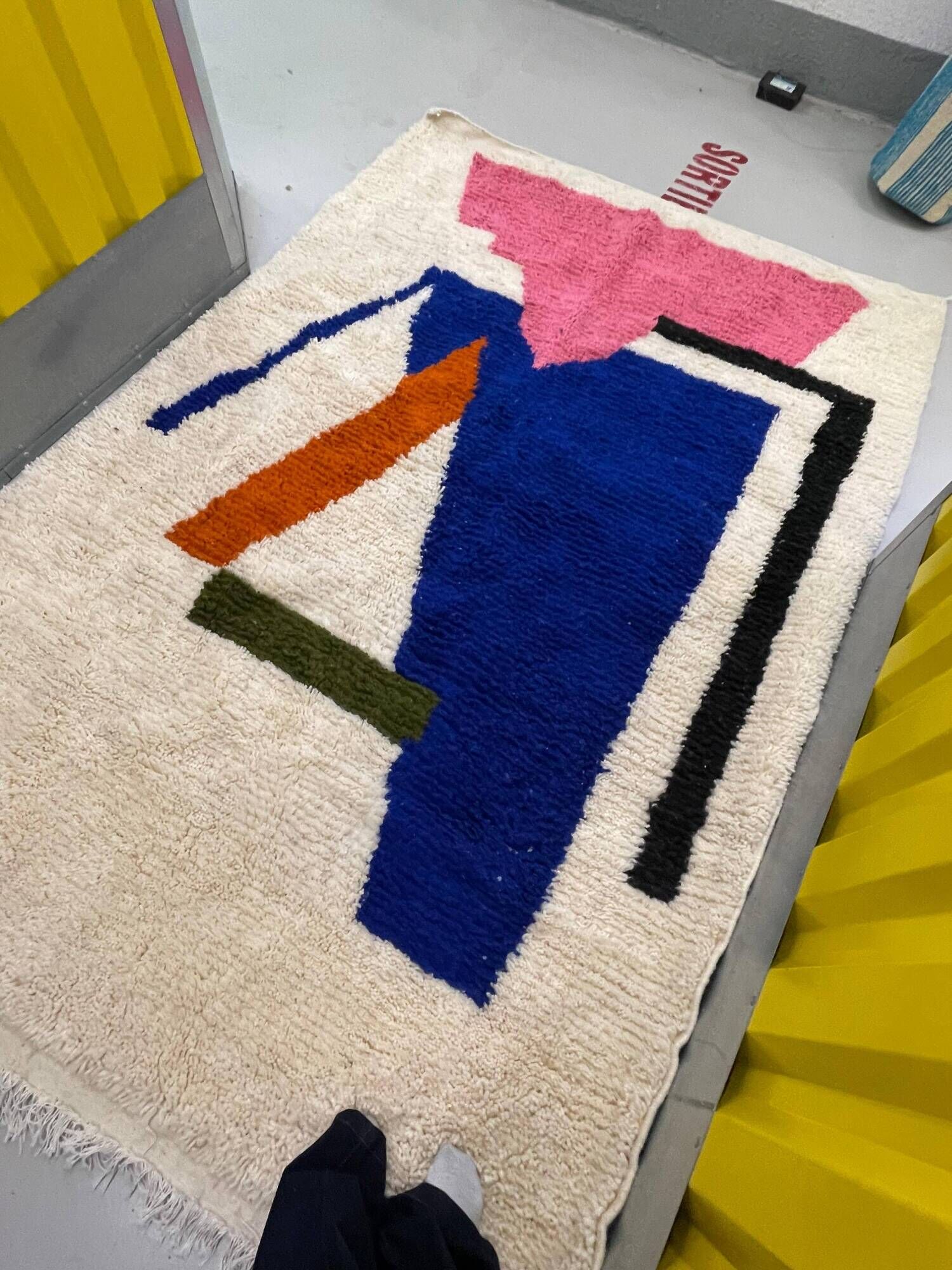 Handmade Berber rug from Morocco – Artisan piece – 164 × 253 cm