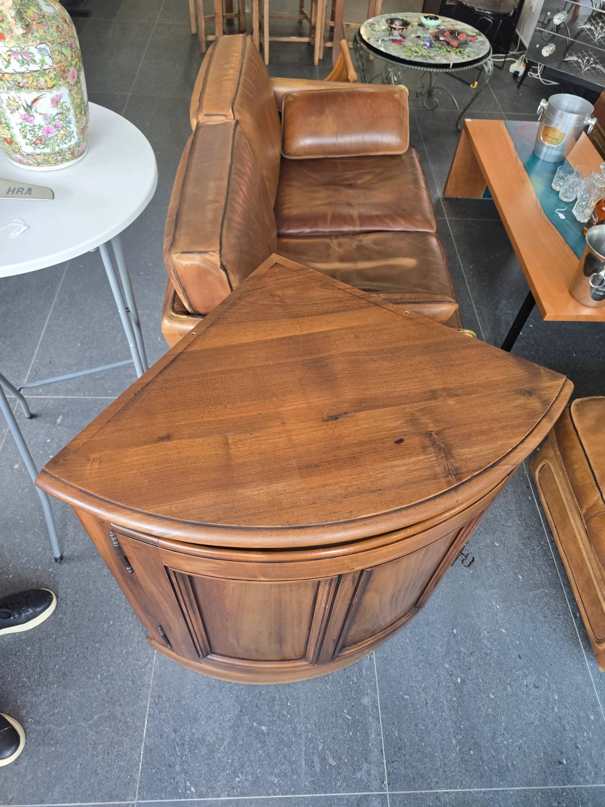 Curved wooden corner unit – Classic style