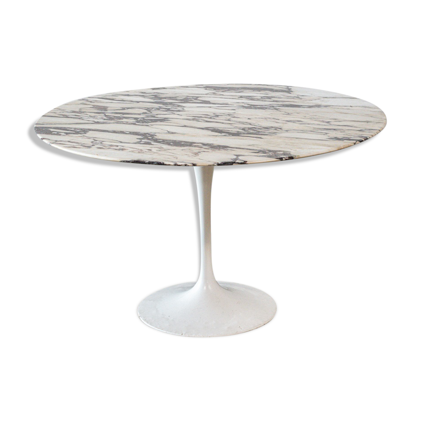 Eero Saarinen's Knoll tulip table