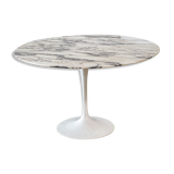 Eero Saarinen's Knoll tulip table