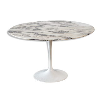 Eero Saarinen's Knoll tulip table