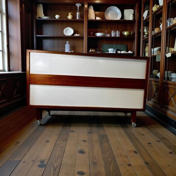 Comptoir de magasin vintage en bois sur roulettes