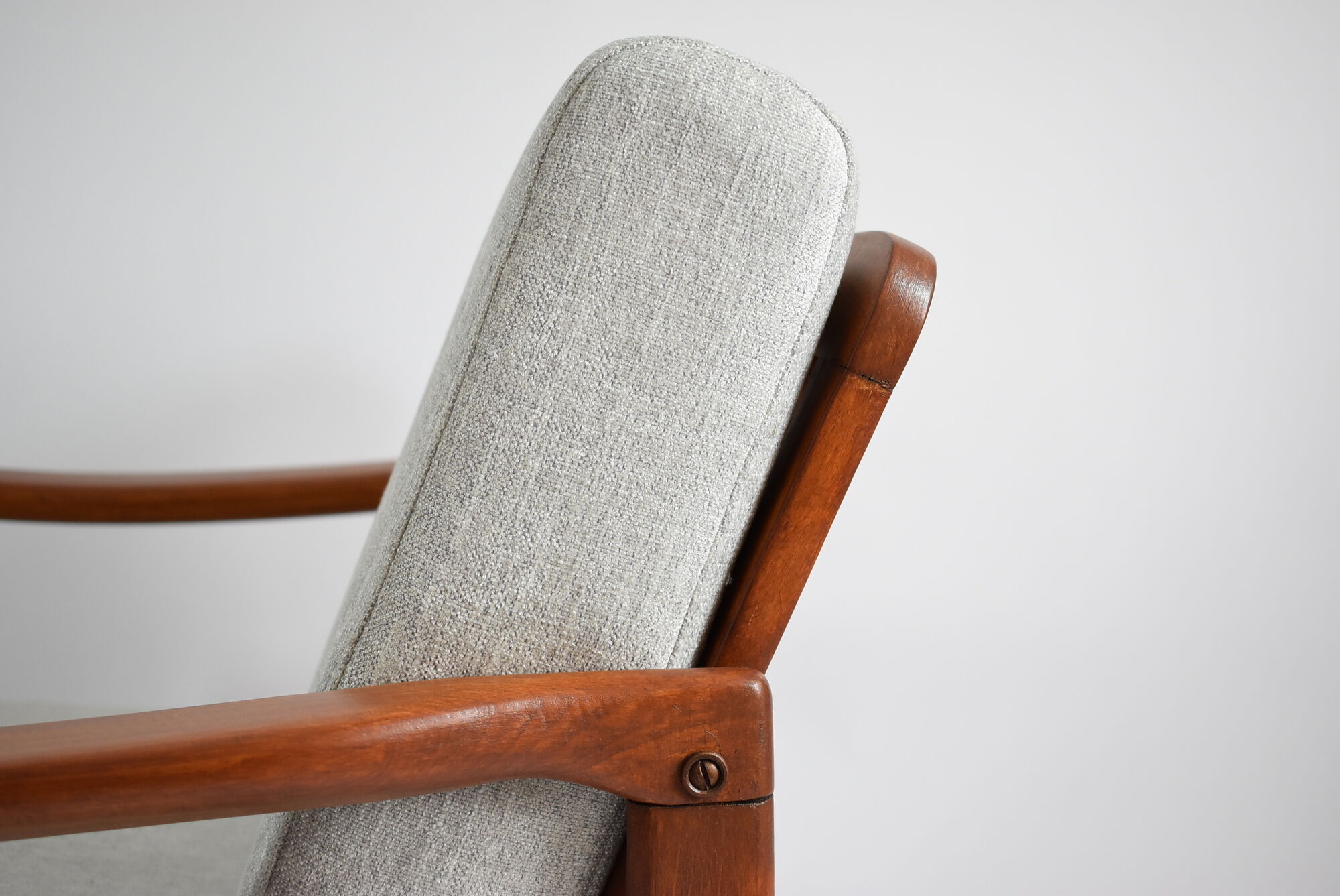 Fauteuil scandinave original des années 60, designer Z. Baczyk, couleur grise délicate, bois de teck