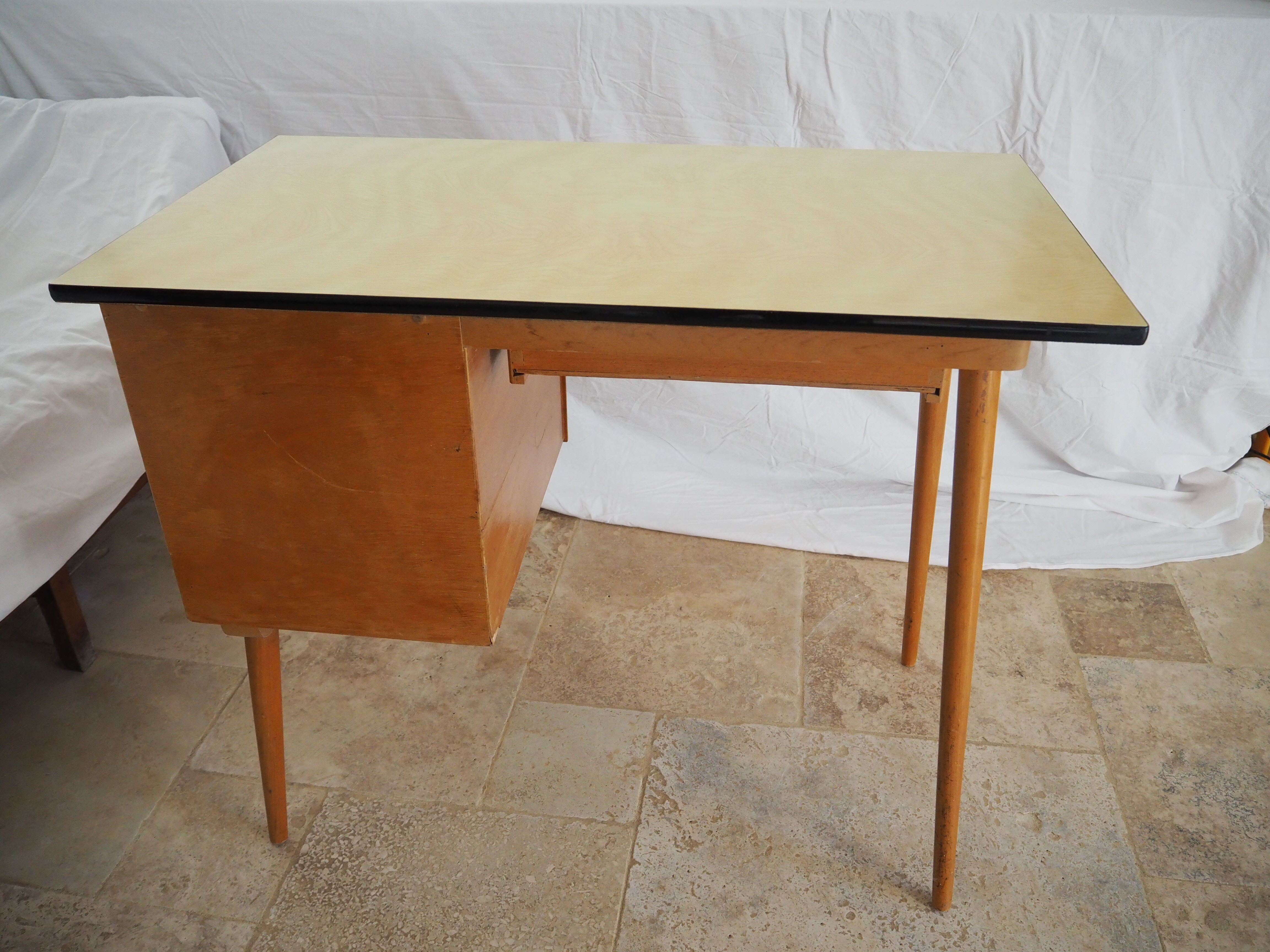Bureau en bois plateau formica des années 60