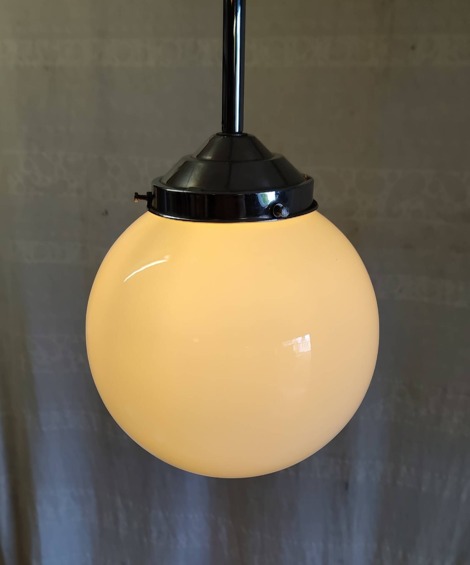 Suspension Art-déco globe opaline - mid. XXeme