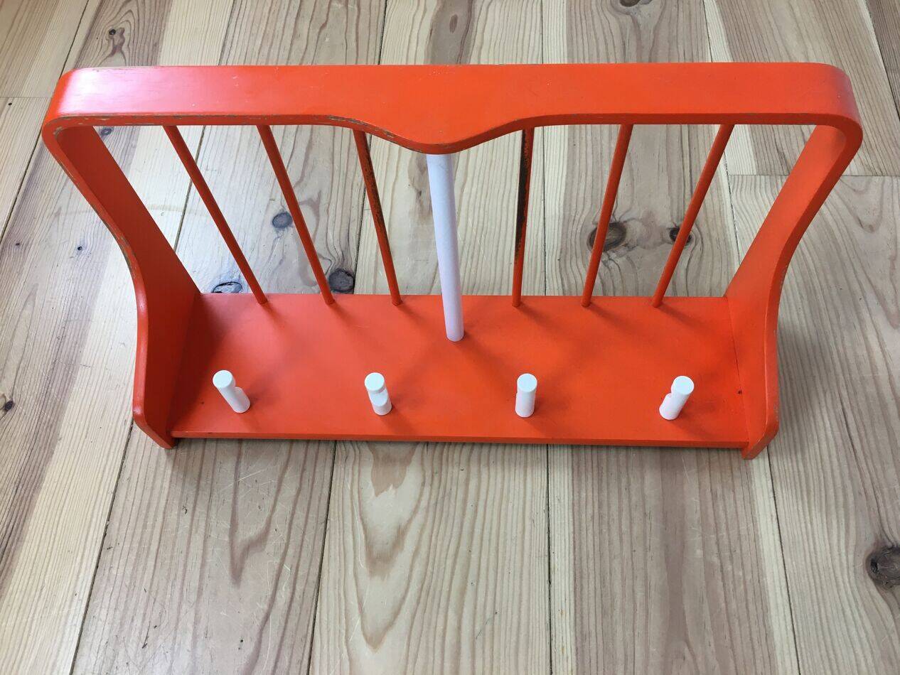 Space age wall coat rack, orange wood, with its shelf from the 1970s.