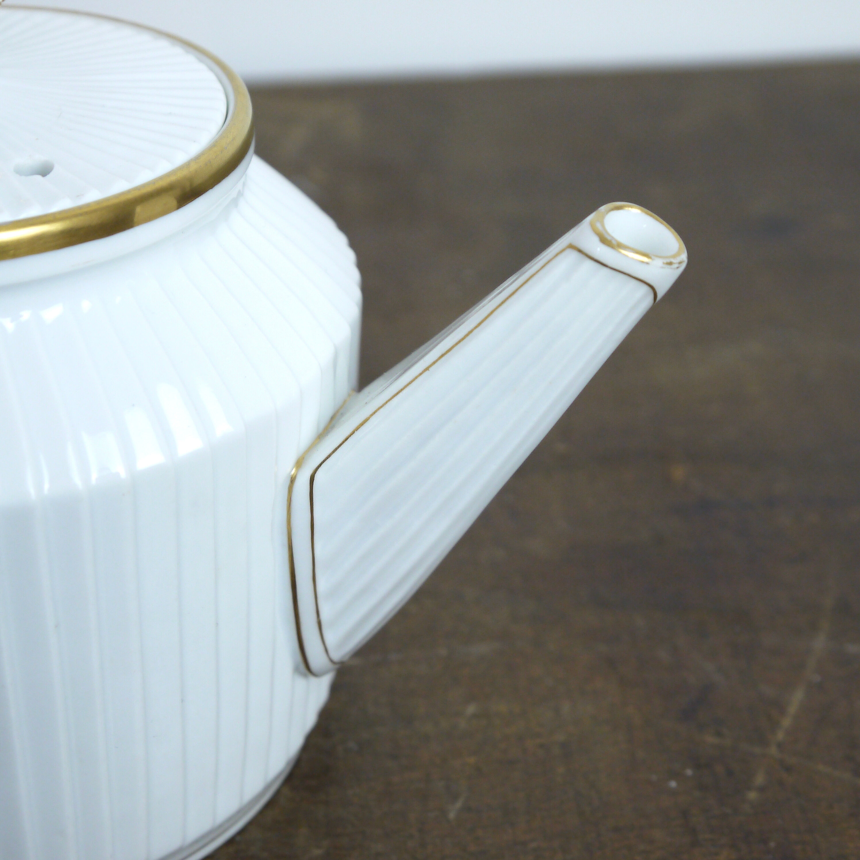 Mehun porcelain white teapot and porcelain gold