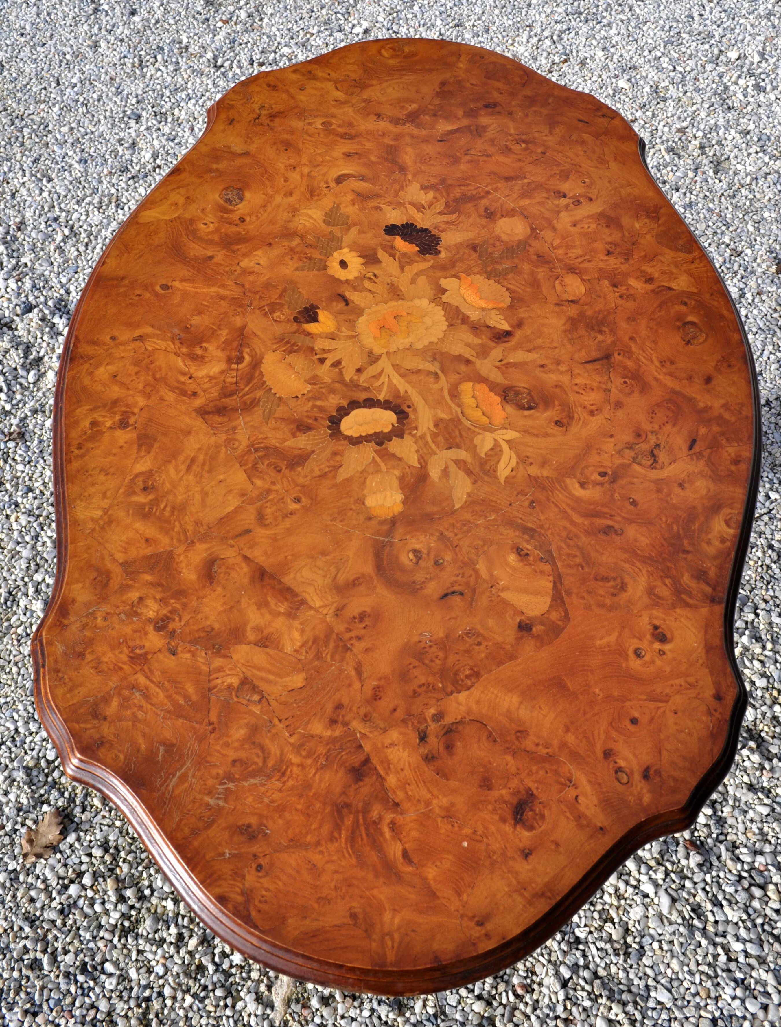 Table marquetee Rubus violin