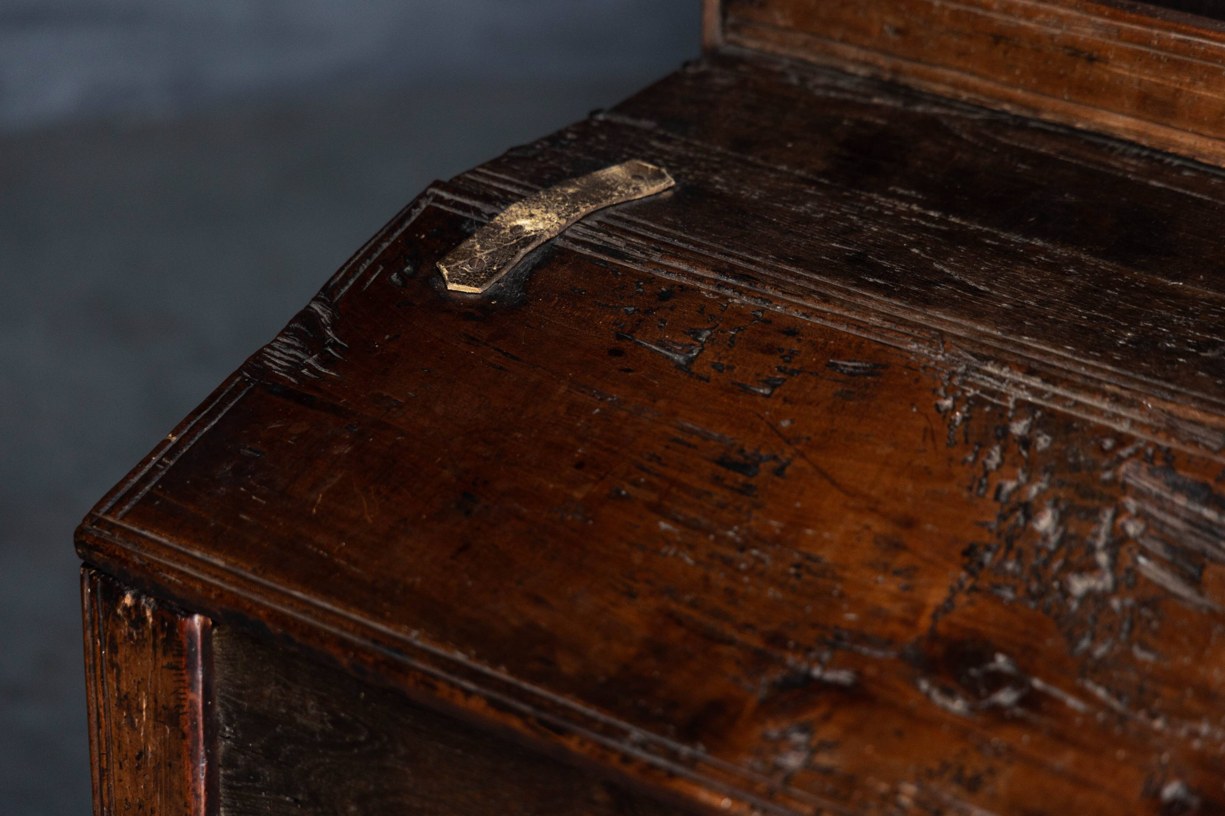 Meuble à étagères en art populaire primitif, France, XIXe siècle