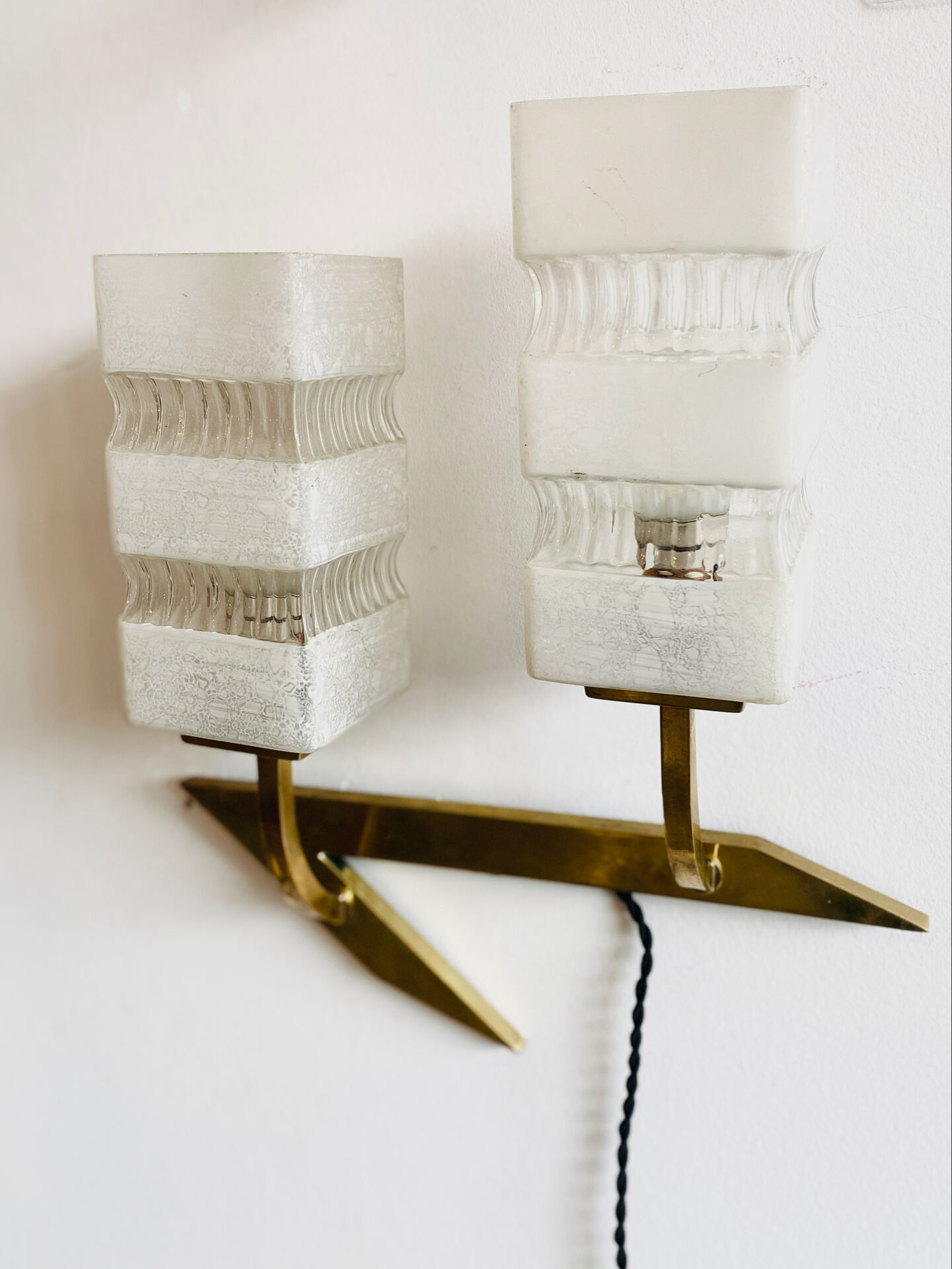 Vintage wall light in brass and glass from the 1960s.