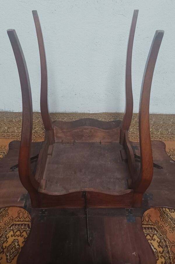 Table trèfle Louis XV en noyer