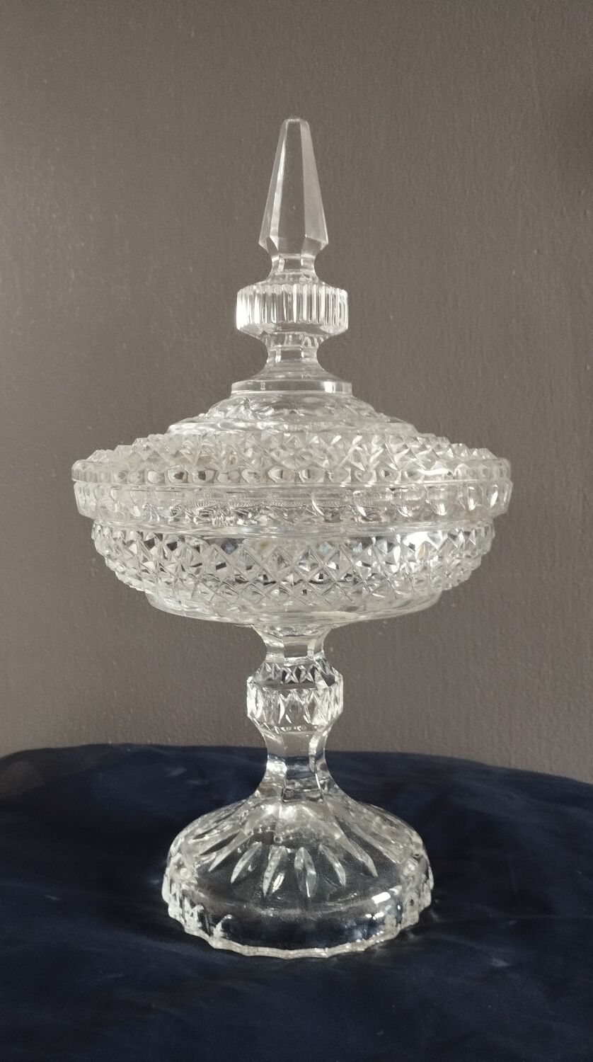 Diamond tip candy dish/sweetheart on crystal base, 1970