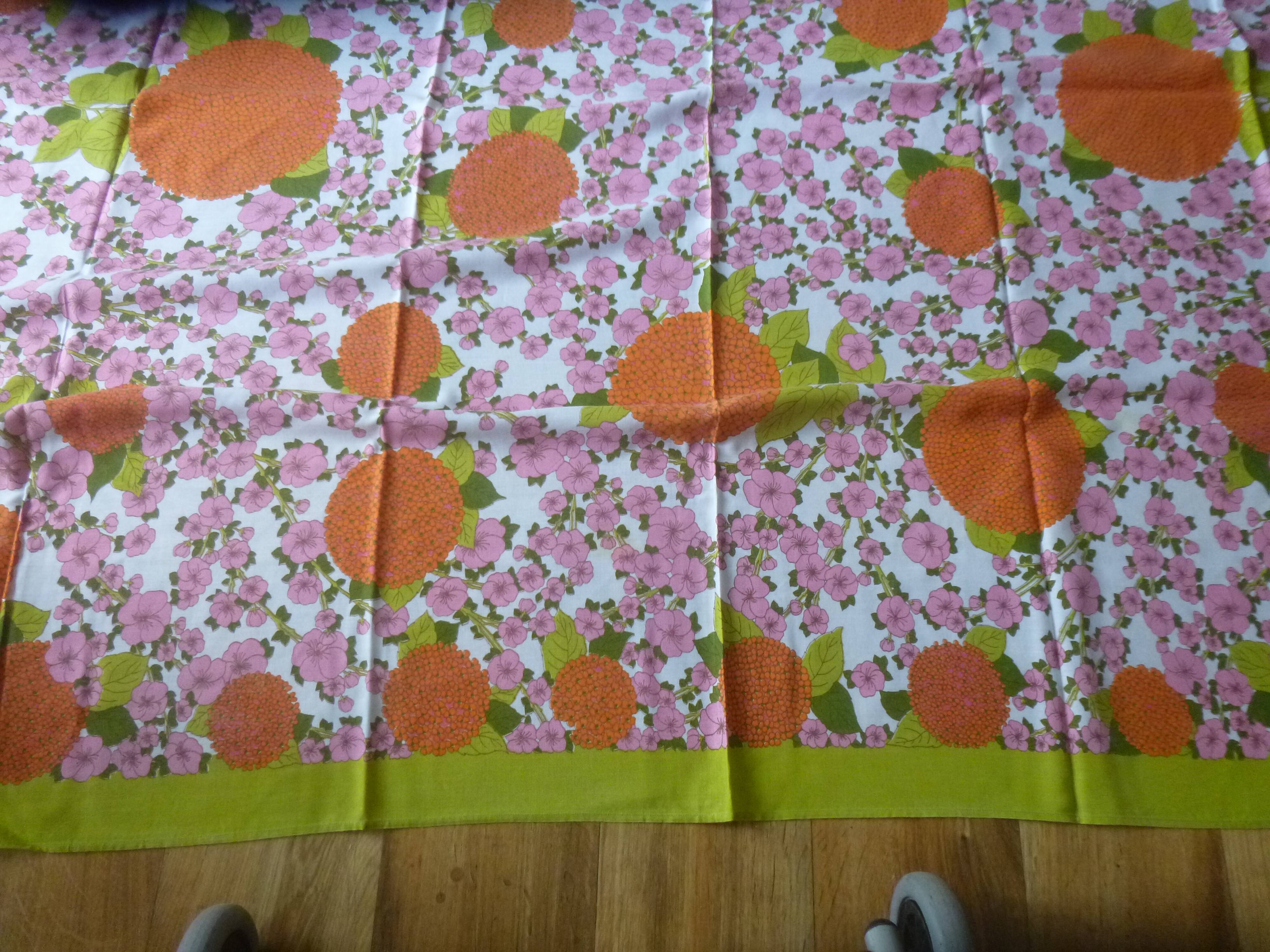 Bassetti 70s tablecloth and its 12 napkins
