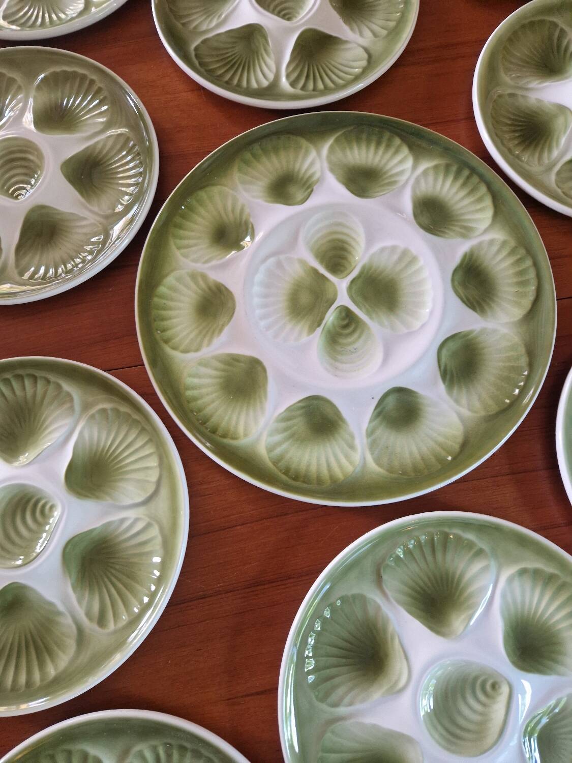 Vintage oyster service Moulin des Loups Orchies barbotine, 12 plates