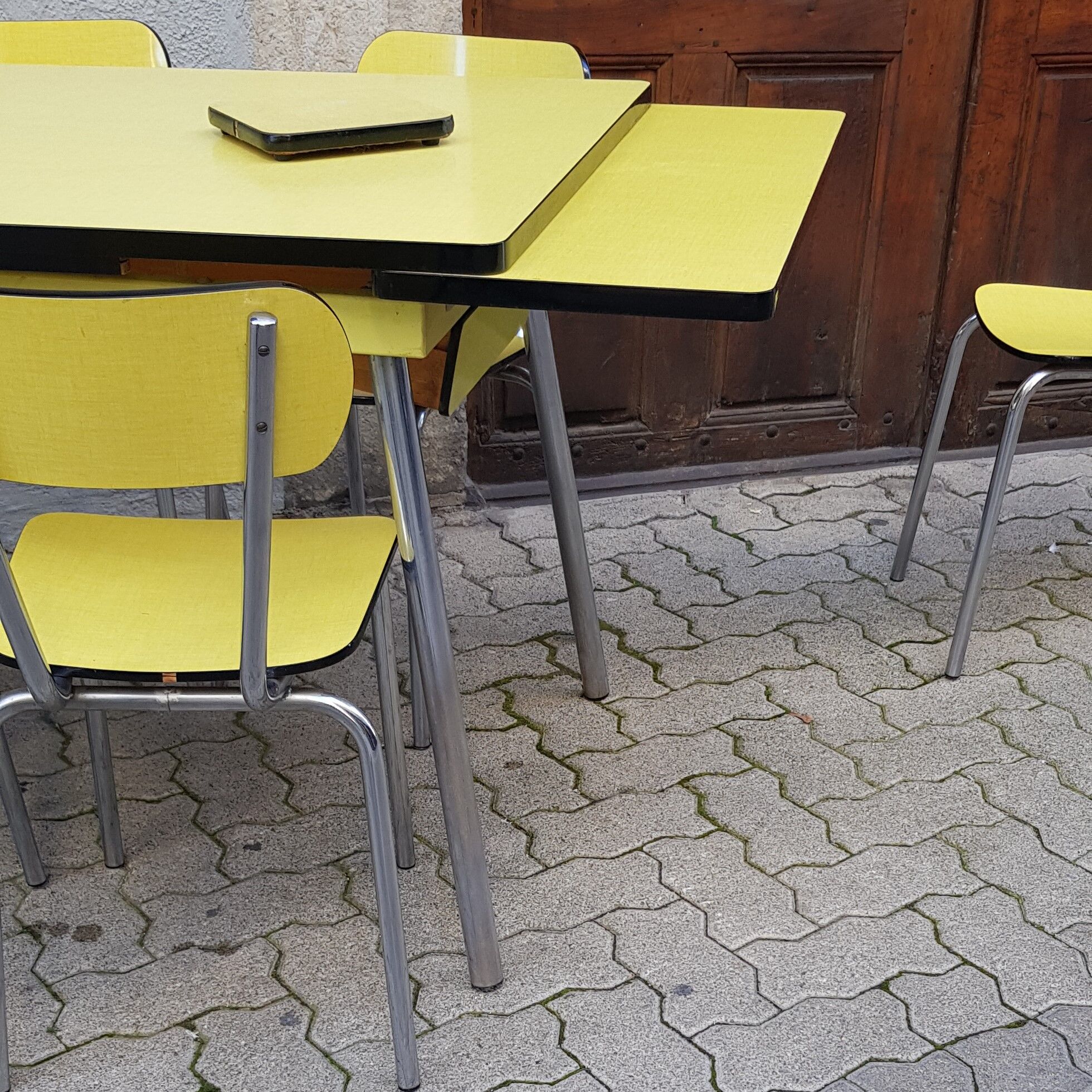 Table and 6 formica chair