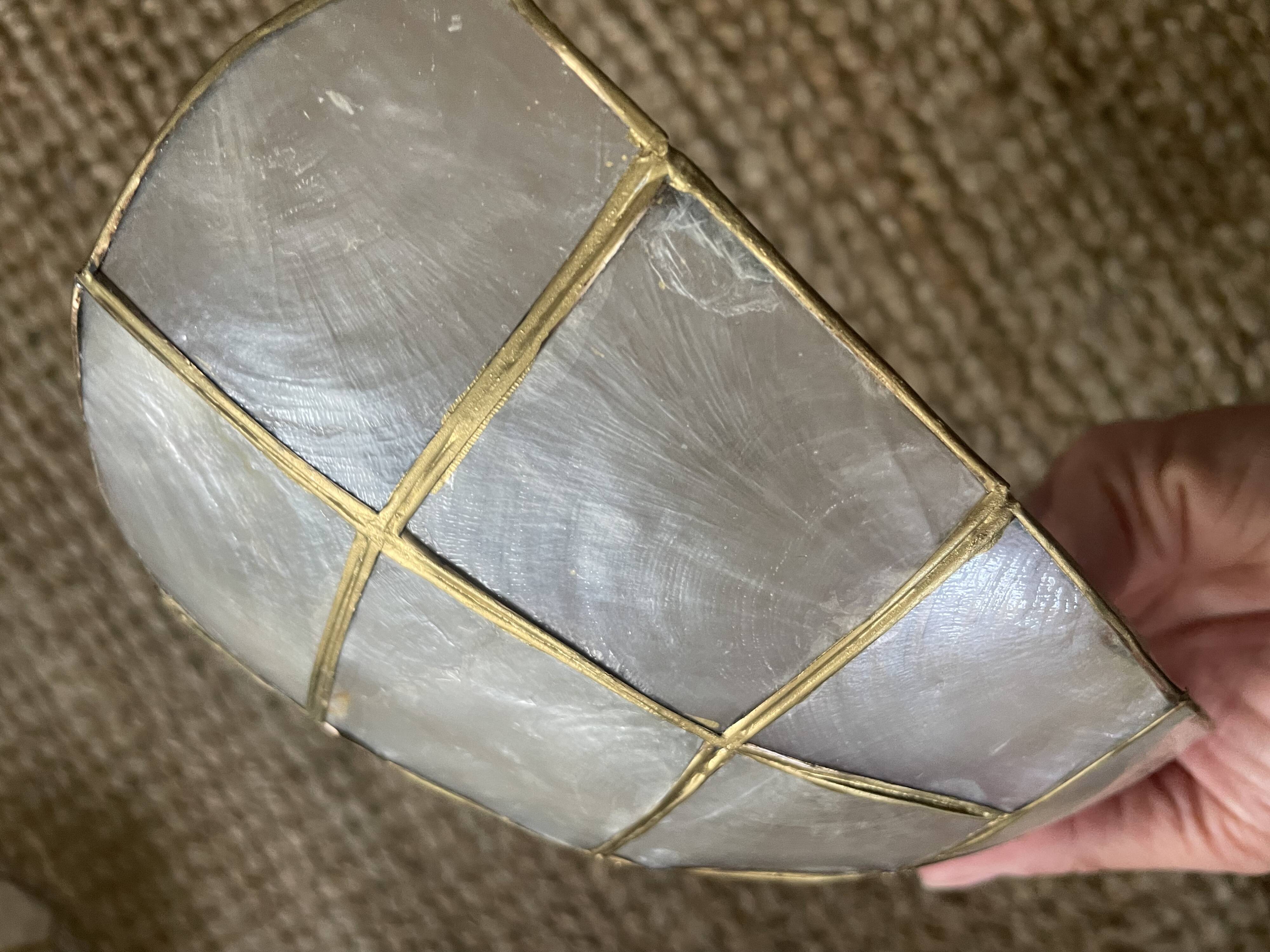 Pair of vintage wall lights in mother-of-pearl and gilded brass.