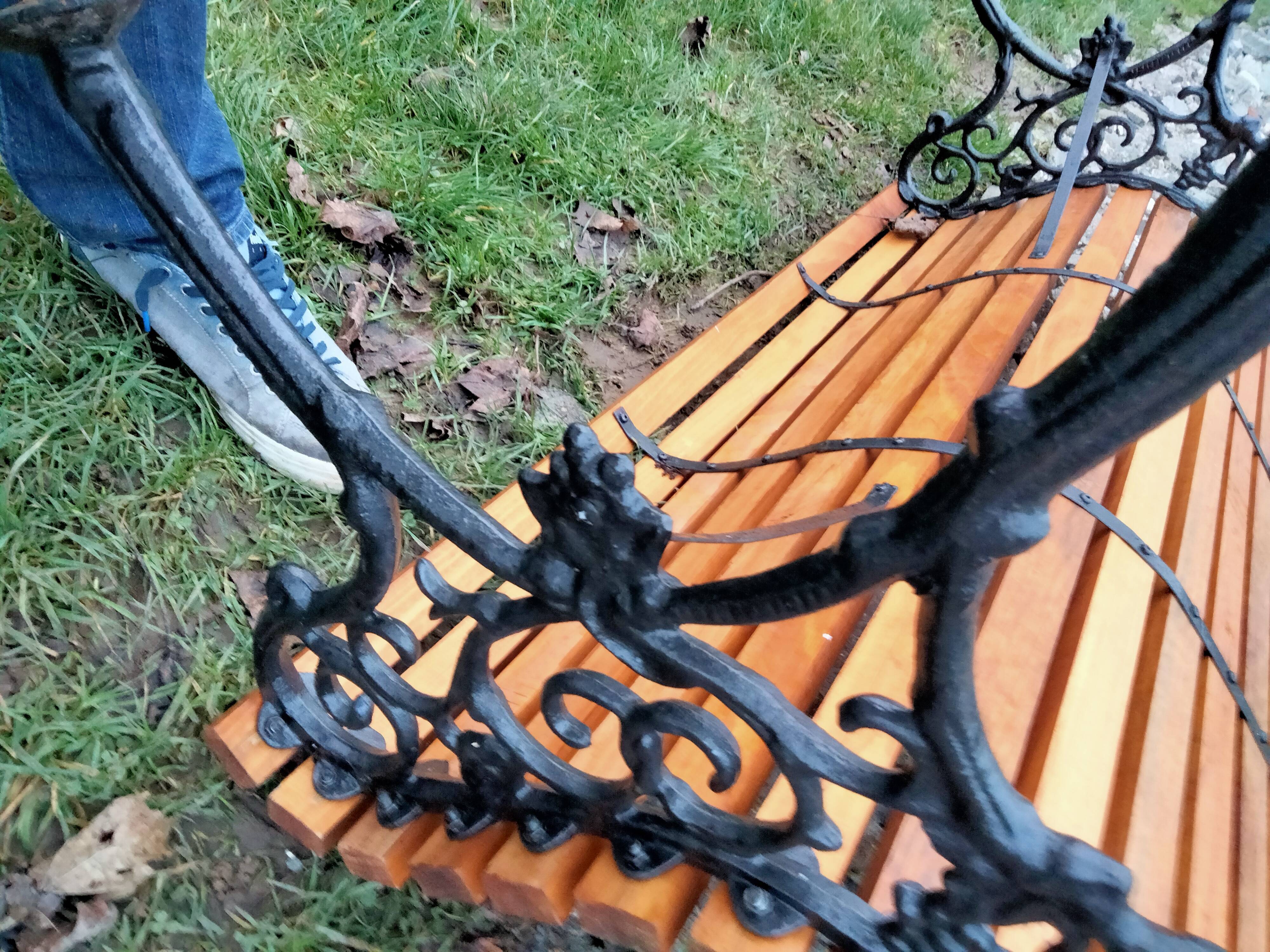 Old garden bench with vintage cast iron legs xxeme
