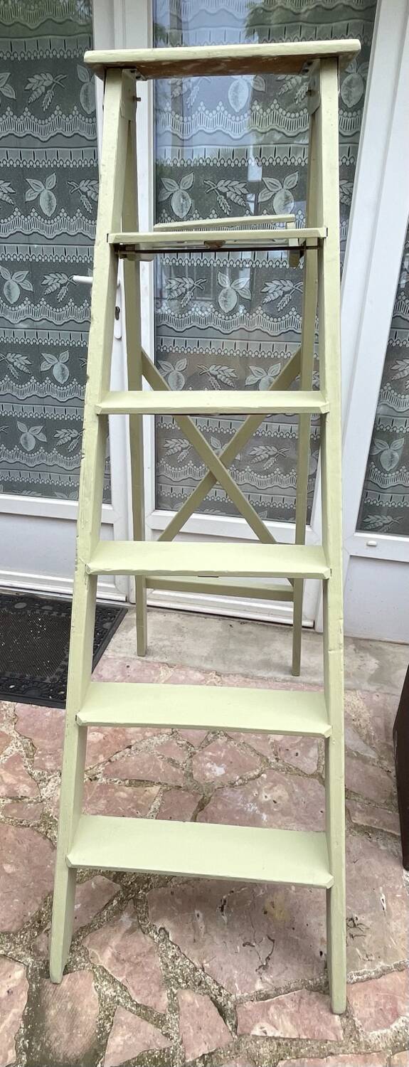 Wooden painter's stepladder