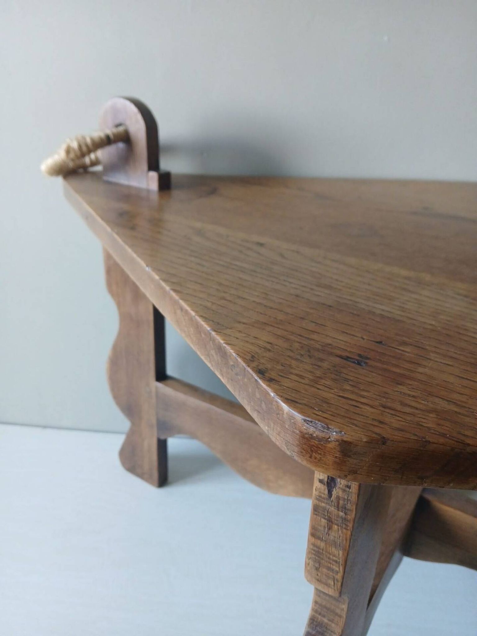 Brutalist coffee table from the 1950s – Solid oak – Handmade assembly