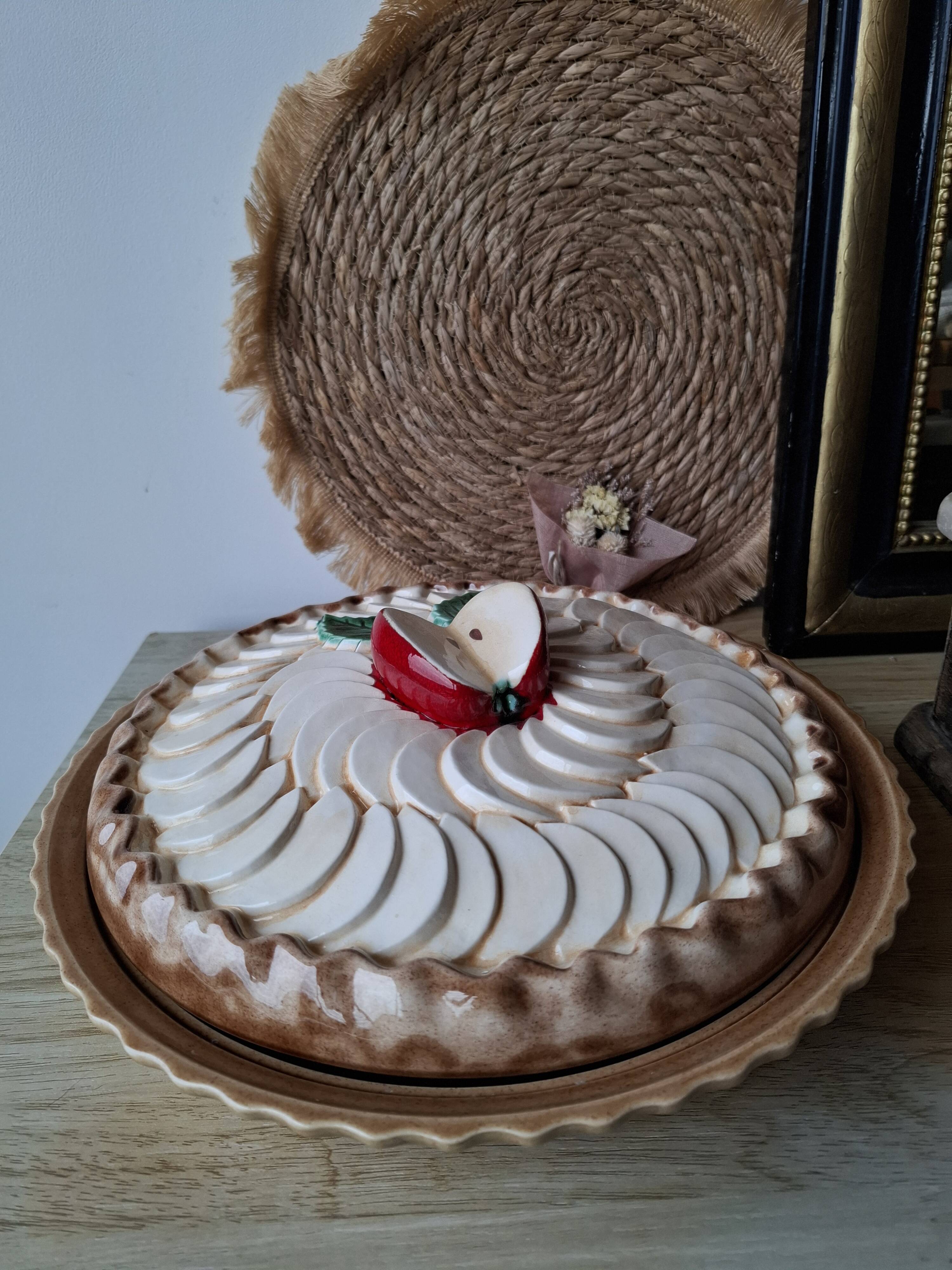 Pie dish in slipware - Apple patterns