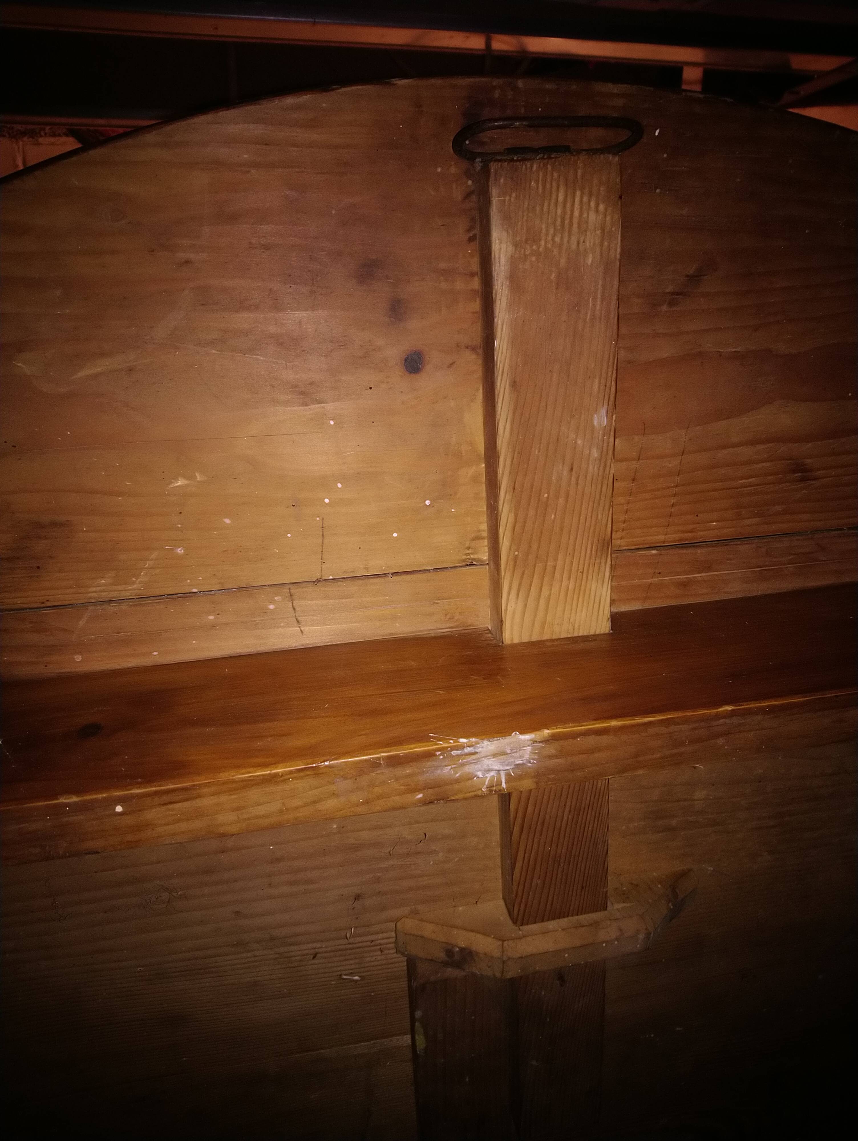 Round drop-leaf table in beech and pine