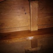 Round drop-leaf table in beech and pine