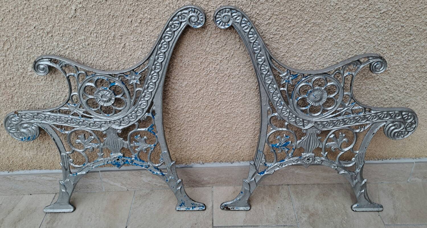 Paire de pieds de banc en fonte