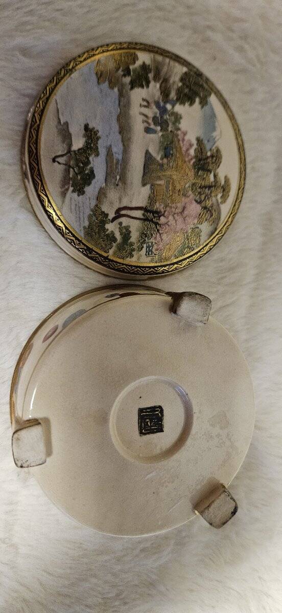 Set of three pieces of Japanese Satsuma-style ceramics.