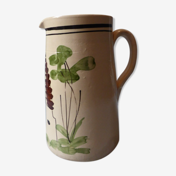 A pitcher in earthenware with a country décor