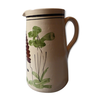 A pitcher in earthenware with a country décor