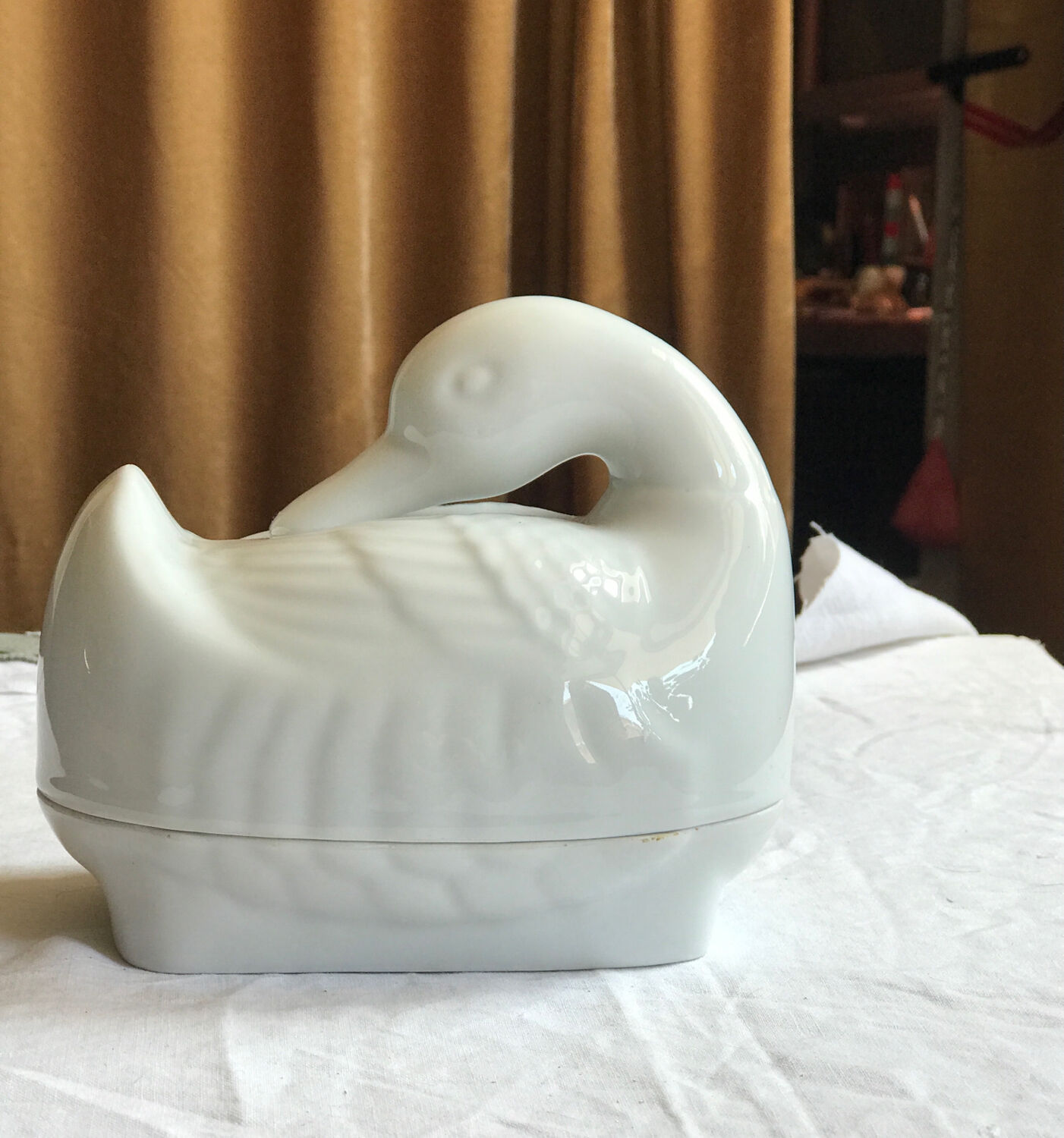Porcelain duck dish with lid on fire